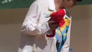 허영생 팬사인회   앵무새와 대화시도중