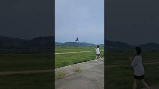 홍금강 앵무 '조이'가 보호자님과 비행 연습을 하고 있어요.