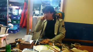 광어회 먹는 청금강 앵무새