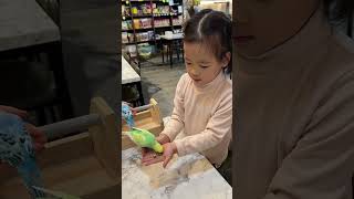 사랑앵무 먹이주기 (Feeding Lovebirds)