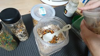 앵무새 밥 섞어주기