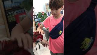 순하고 순한 홍금강 앵무새 타미 만져주니 좋아하네요